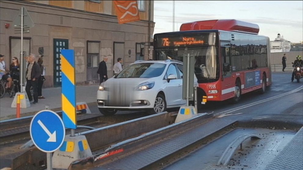 En bil som fastnat i ett spårviddshinder vid Slussplan sätter stopp för busstrafiken.