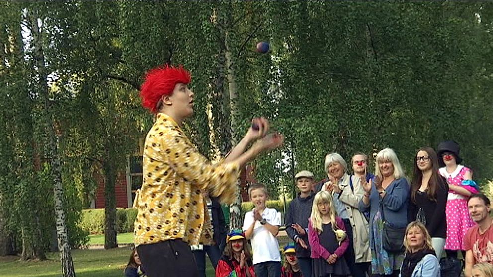 jonglör som jonglerar med bollar inför publik