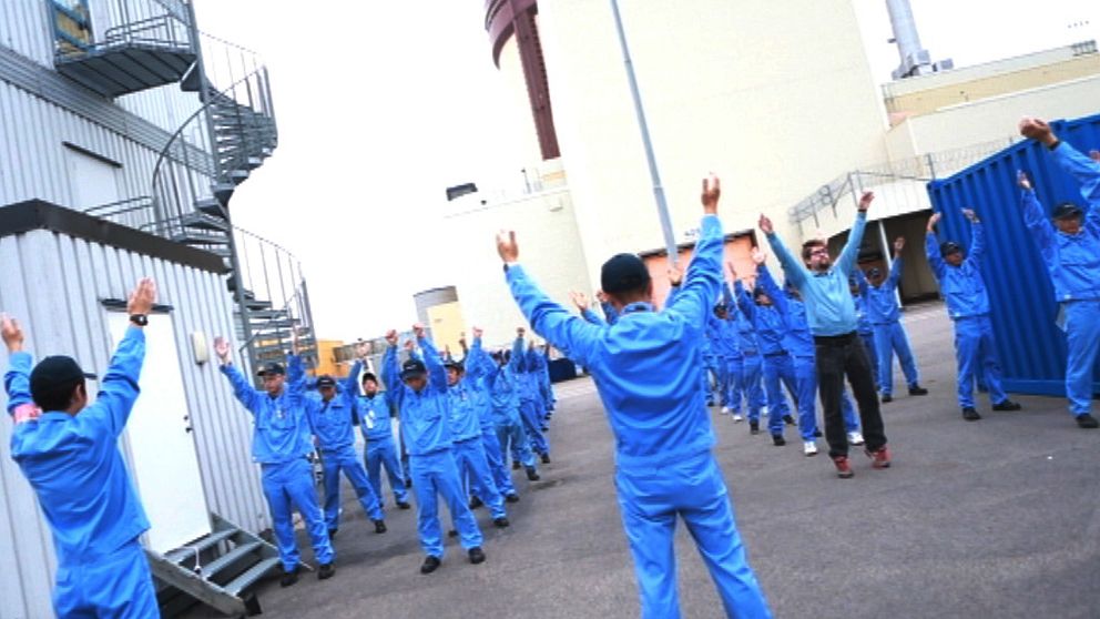 Japanska gästarbetare på Ringhals gör morgongymnastik
