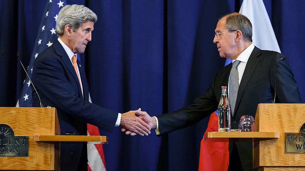 USA:s utrikesminister John Kerry och Rysslands utrikesminister Sergej Lavrov skakar hand efter Syrien-uppgörelsen.