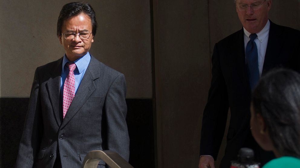 Den åtalade Volkswagen-ingenjören James Robert Liang, till vänster, lämnar rätten.