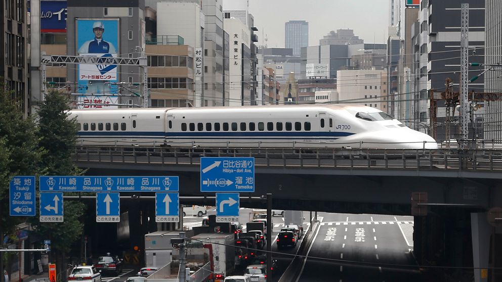 Den första Shinkansen-linjen (Tokyo–Osaka) öppnade 1964.