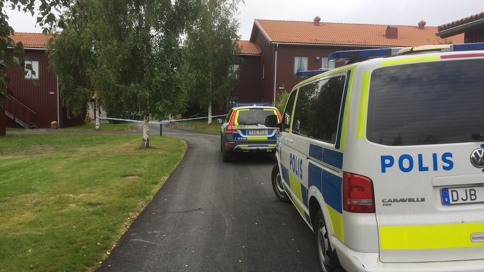 polisbilar utanför misstänkt mordplats