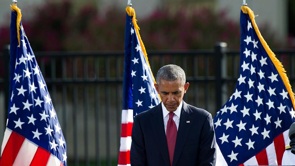 Barack Obama under en tyst minut innan sitt tal utanför Pentagon.