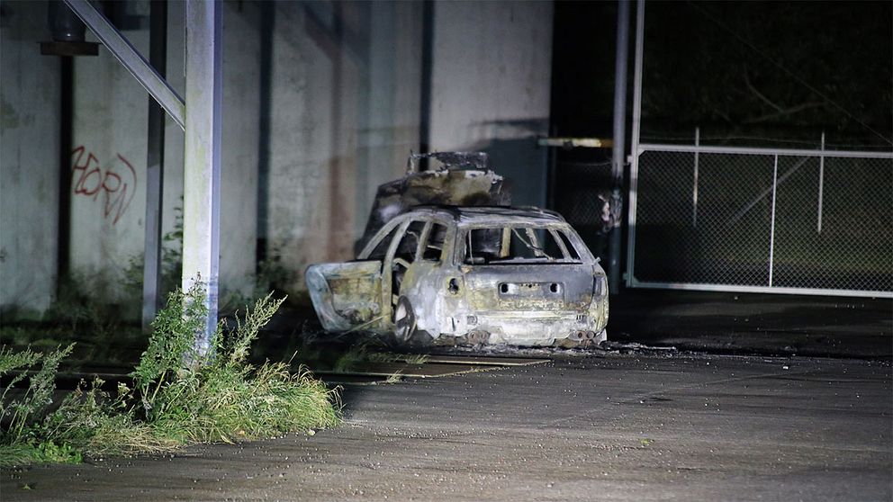 En utbrunnen bil hittades kort efter rånet – kan vara rånarnas flyktbil.