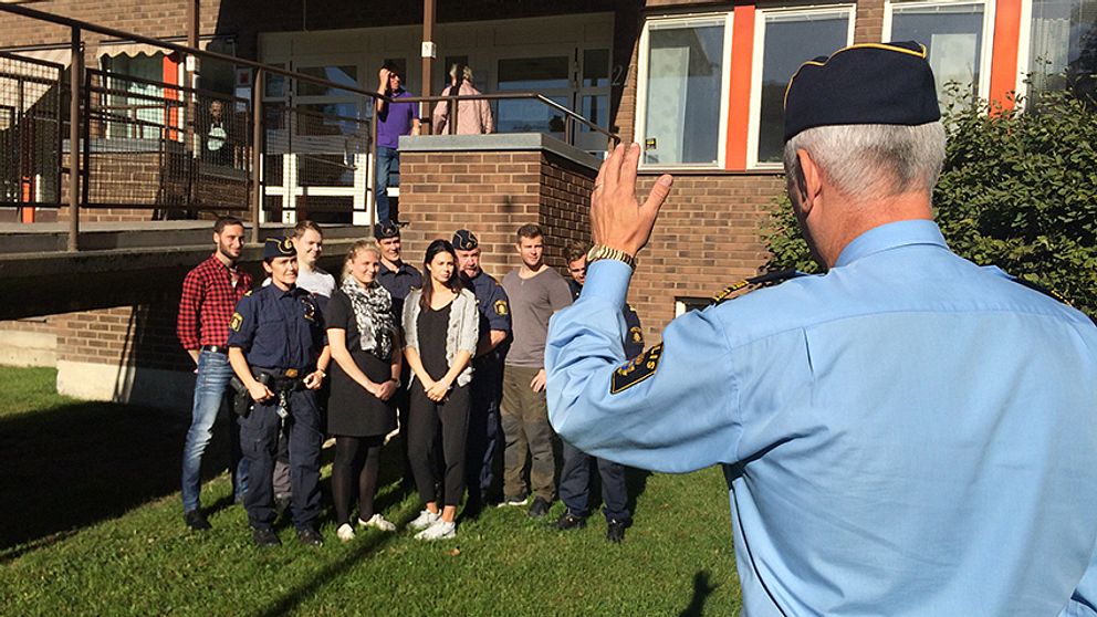 De nya polisstudenterna och deras instruktörer fotograferas av Mikael Hedström utanför polishuset i Söderhamn.