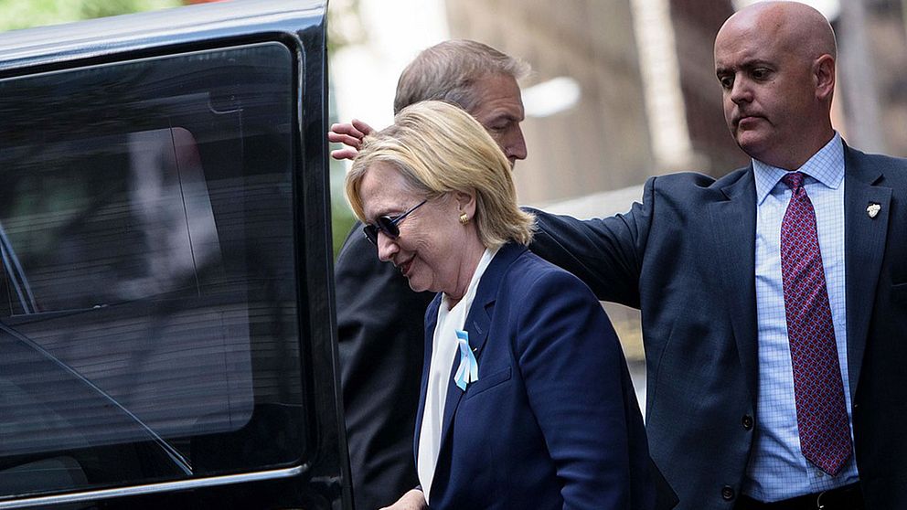 Hillary Clinton kliver in i en bil efter att ha lämnat en minnesceremonin för 11 september-offren i förtid av hälsoskäl.