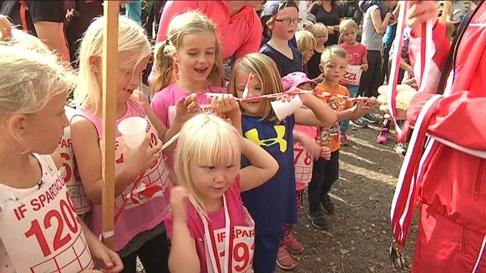 Medaljer delas ut till barnen i Karlslund.