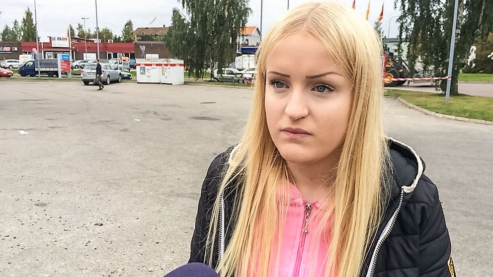 Charlotta Sundqvist och hennes kompis såg hur en person blev slagen med yxa under bråket på Gärdet i Bollnäs.