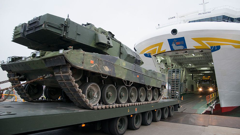 En av åtta överblivna Leopard-stridsvagnar lastas av i Visby hamn för att ställas i ett förråd.
