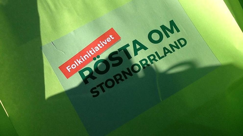 En grön påse med texten ”Folkinitiativet rösta om stornorrland”