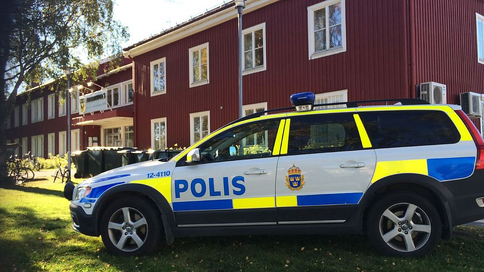 polisbil utanför kommunhuset i Robertsfors.