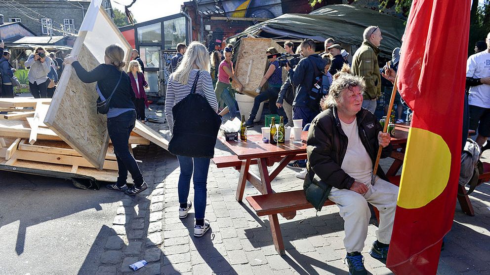 Invånare i Christiania i Köpenhamn river de illegala haschbodarna längs Pusher Street. Arkivbild.