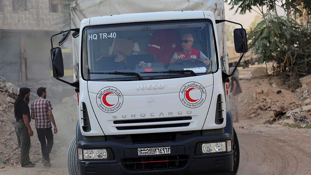 En lastbil från syriska Röda halvmånen anländer till rebellkontrollerat område utanför Damaskus som en del av en konvoj där även FN-fordon finns med. (29 augusti 2016)