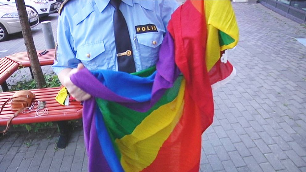 Uppsalapolisen hissar prideflaggan för första gången.