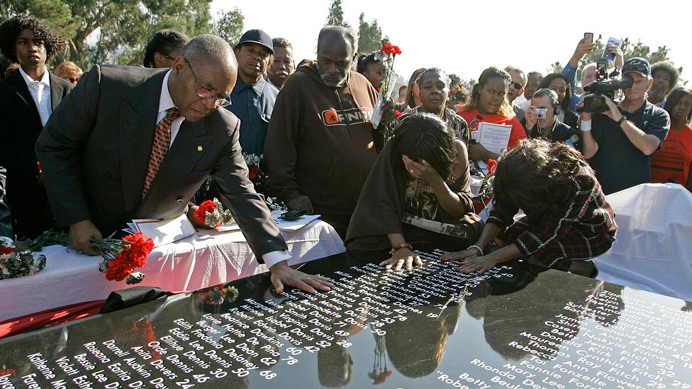 Ett minnesmärke avtäcktes 30 år efter tragedin i Jonestown i Kalfornien. Över 900 människor dog efter att av sekten Folkets Tempels ledare Jim Jones ha uppmanats att dricka gift.
