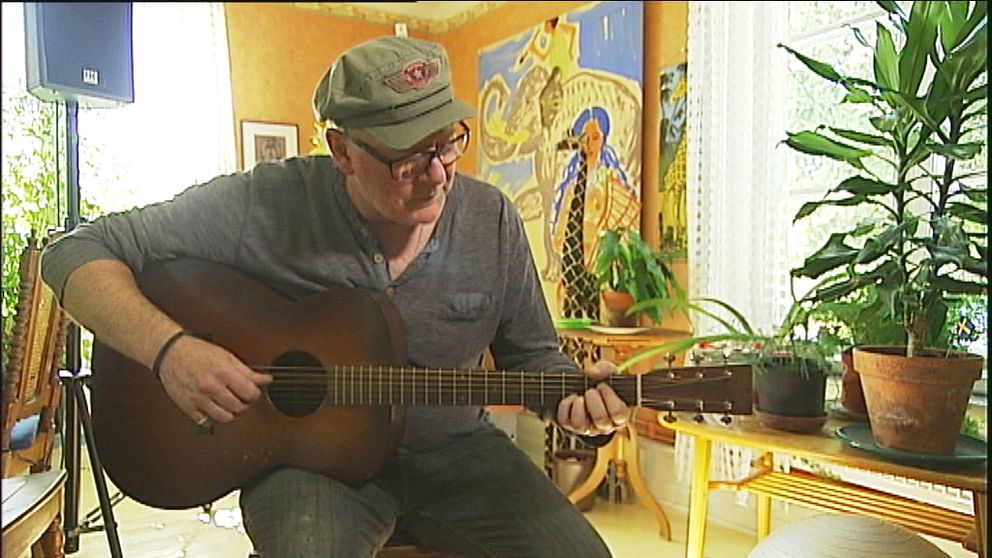 Göran Samuelsson spelar gitarr