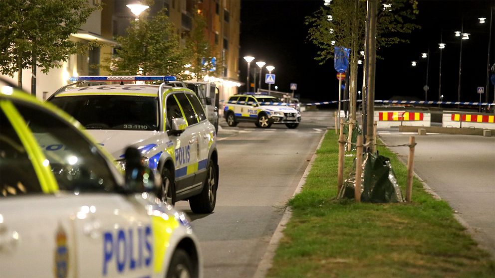 Polisen spärrade sent på torsdagskvällen av området i Barkaby där en man hittats skadad efter en skottlossning.