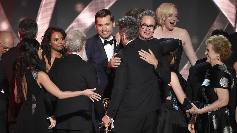 Skådespelarna från serien Game of Thrones firar priserna från Emmy-galan.