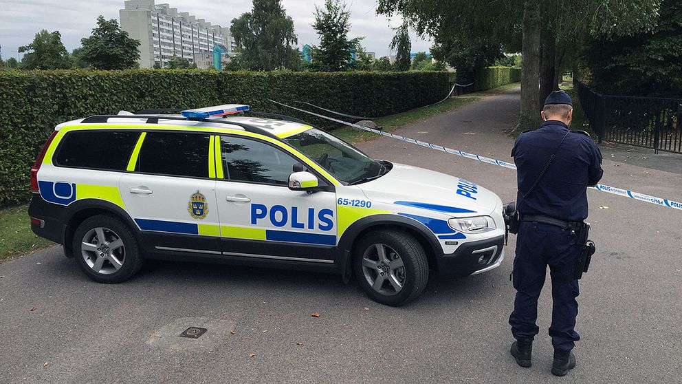 Polisen vid kyrkogård i Malmö.