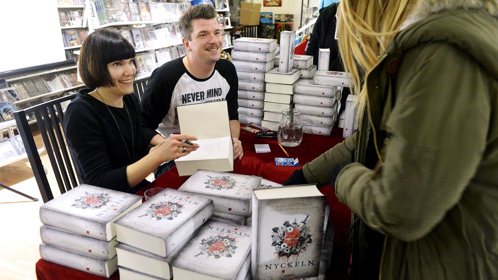 Sara Bergmark Elfgren och Mats Strandberg signerar boken ”Nyckeln”, den sista delen i trilogin om Engelsfors.