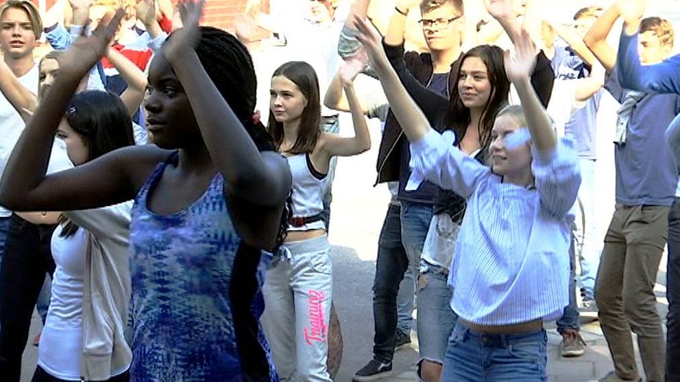 Elever dansar med händerna i luften.