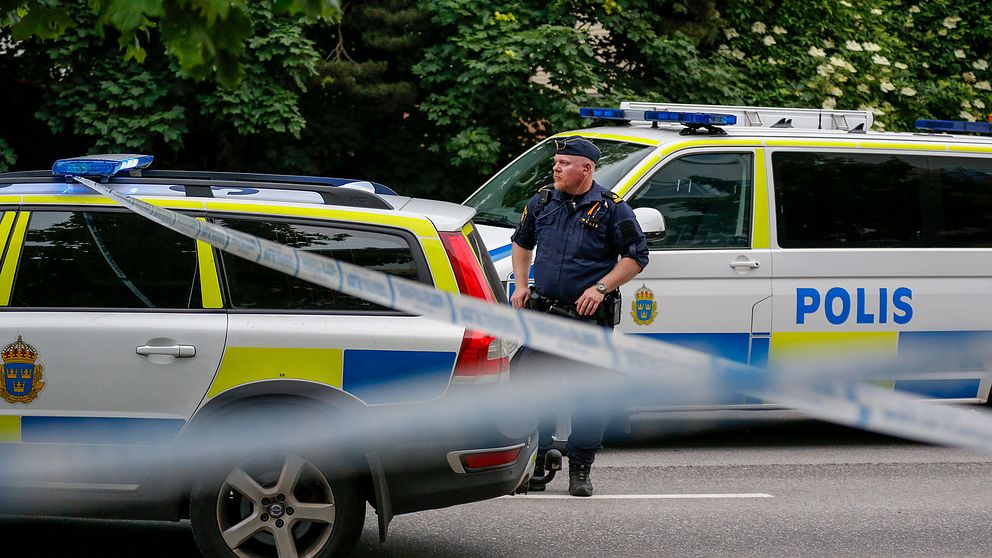 Poliser på plats i Bagarmossen.