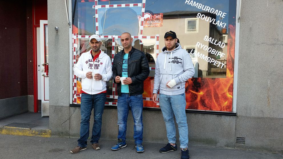 Maher Eskef, ägare och hjältarna Laurent Khoury och Hani Farooh som grep inbrottstjuven.