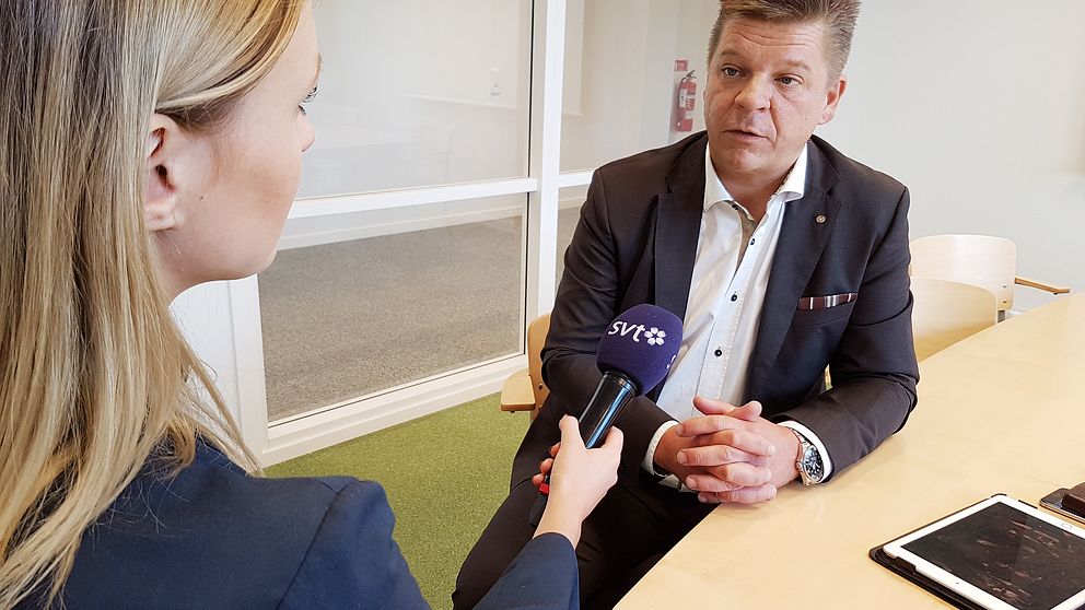 Carl-Johan Berthilsson intervjuas av SVT Nyheter Halland.