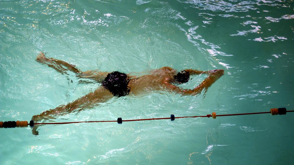 TT ID: sdlsp4141b0 En man simmar i bassängen. Motion, motionerar, träning.