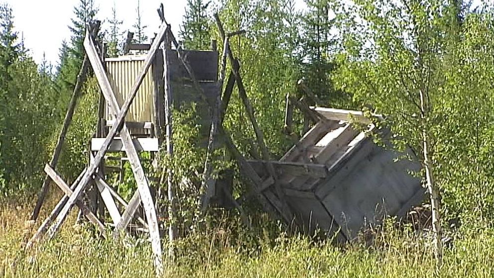 Omkullvält jakttorn