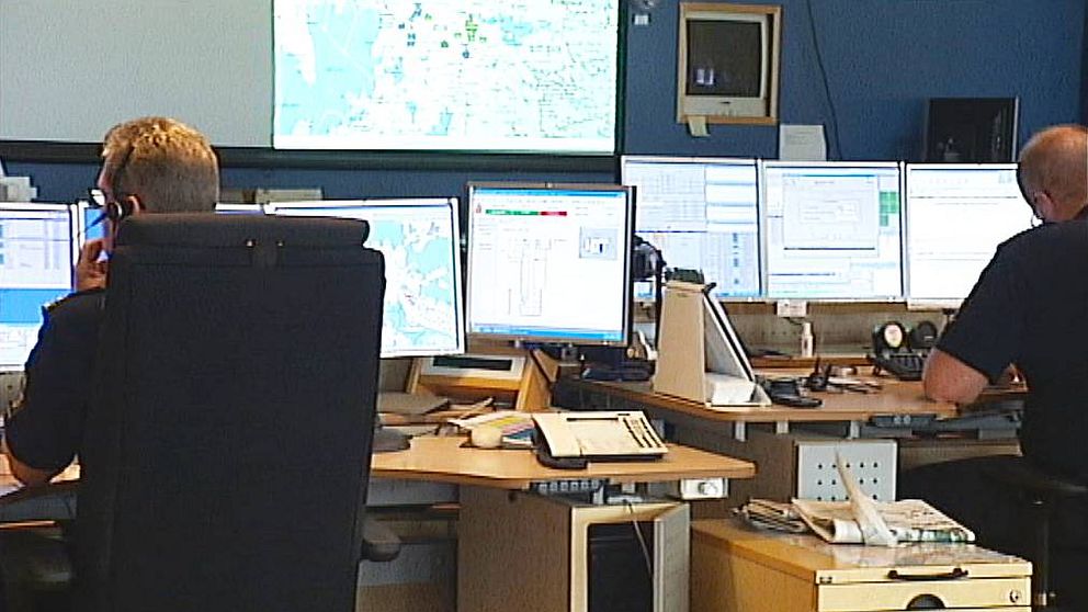 Polisen vid dataskärmar på Regionledningscentralen i Umeå.