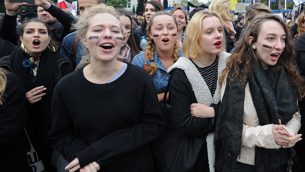 Motståndare till den hårda abortlagstiftningen demonstrerade utanför parlamentet när ytterligare inskränkningar i kvinnor rätt till sina kroppar debatterades.