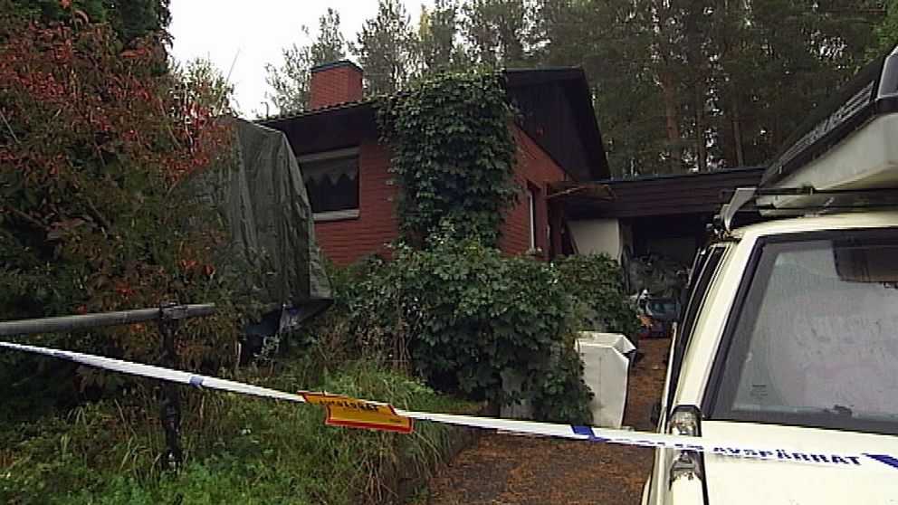 Bråte och extremt mycket prylar försvårar polisens jakt på vapen och ammunition i ett hus i Falun.