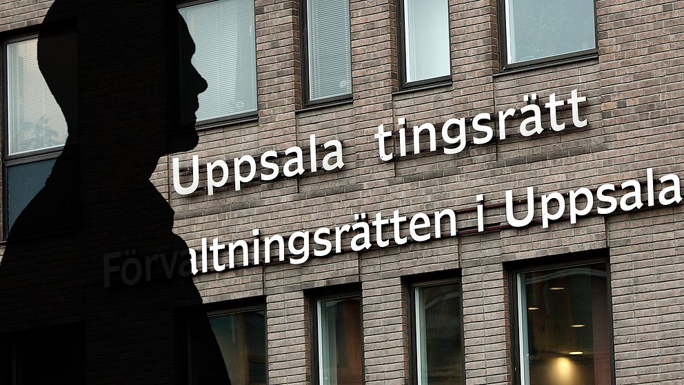 Fotomontage, en svart silhuett av en man över en bild på Uppsala tingsrätt.