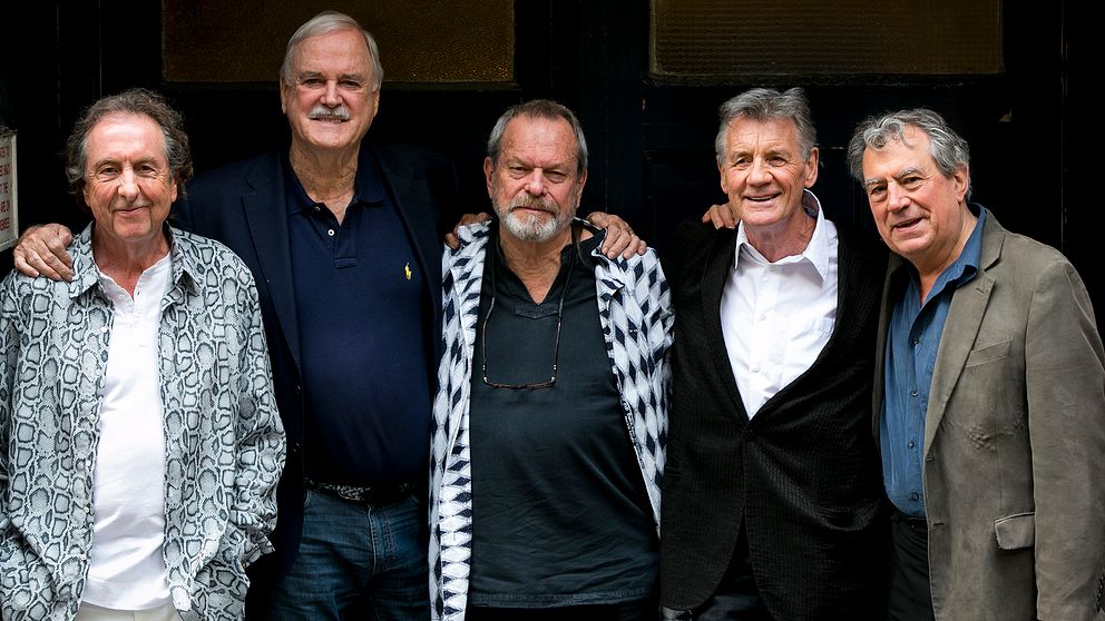 Terry Jones, längst till höger på bilden, är mest känd som en av medlemmarna i Monty Python tillsammans med Eric Idle, John Cleese, Terry Gilliam, Michael Palin och Graham Chapman – som gick bort 1989 och därför inte är med på bilden.