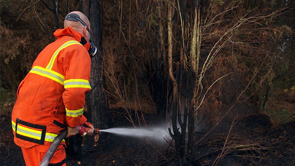 Räddningstjänsten bekämpar brand på Hasslö