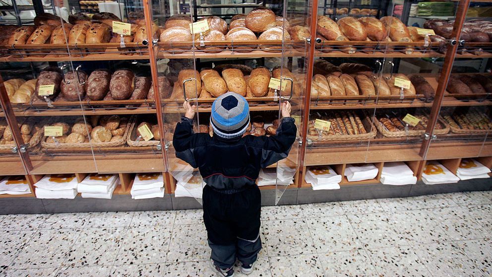 barn vid bröd i affär