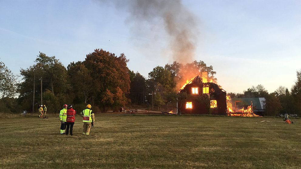 Villa i Tveta totalförstördes i en brand.
