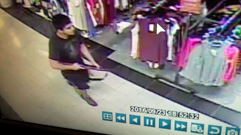 Övervakningsbilden på den misstänkte för dåden i köpcentret.