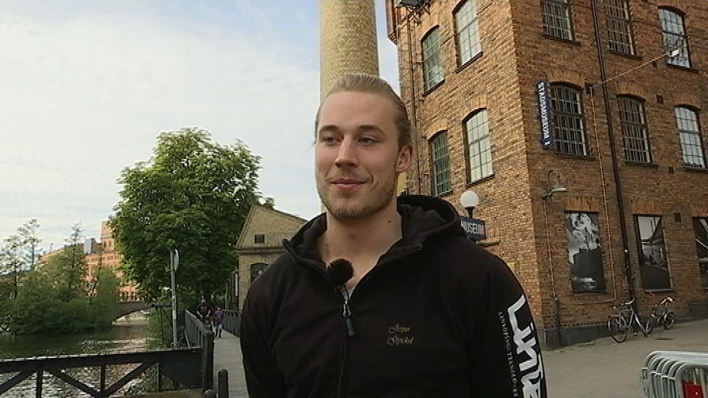 Jesper Rosenberg står framför en tegelbyggnad.