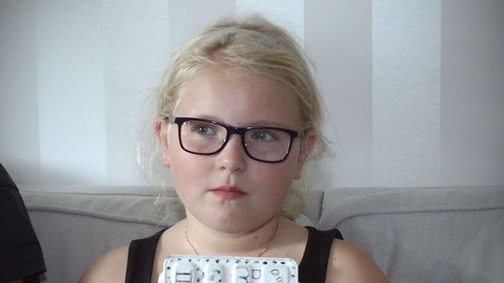 9-åriga Bianca Terzi fick glasögon efter intensivt skärmanvändande.