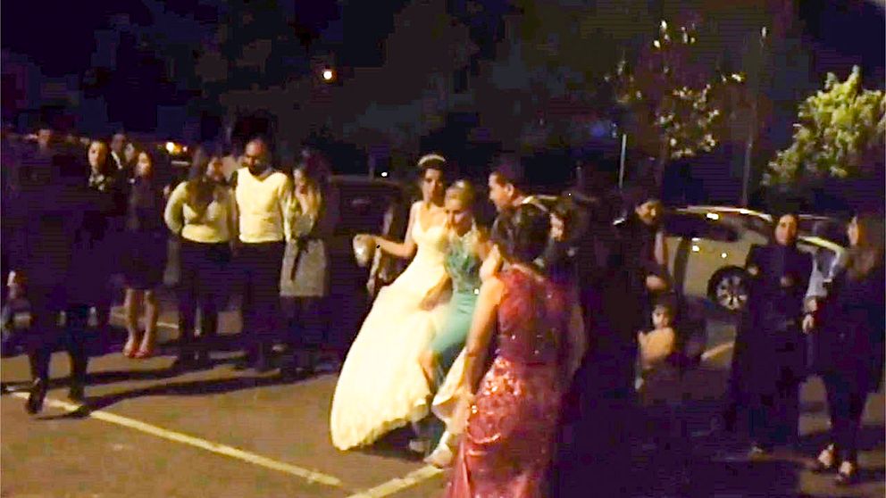Efter bombhotet börjar bröllopsföljet festa på parkeringen istället.