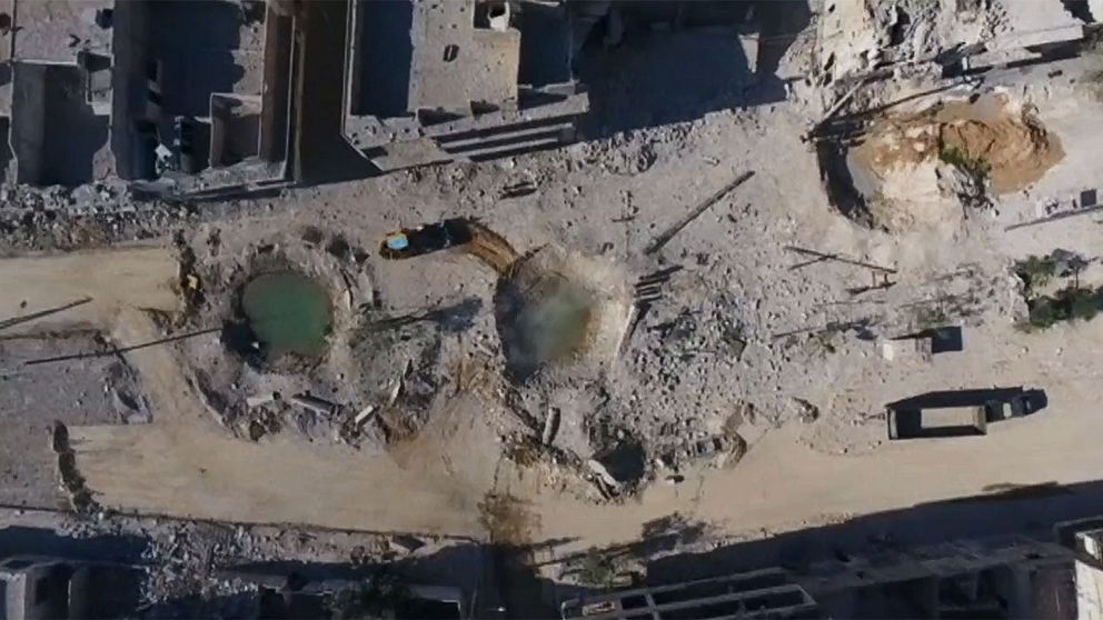 Drönarens bilder från Aleppo visar en massiv förstörelse sönderbombade hus och stora kratrar i gatorna.