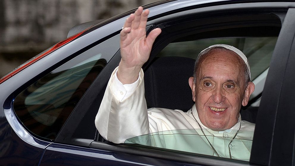 Påve Franciskus vinkar från en bil
