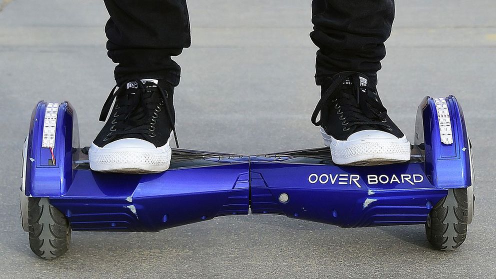 Människa står på hoverboard