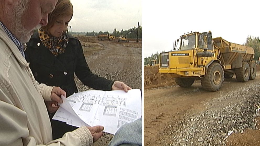 Politiker i Lekeberg kollar på byggritningar på byggarbetsplats