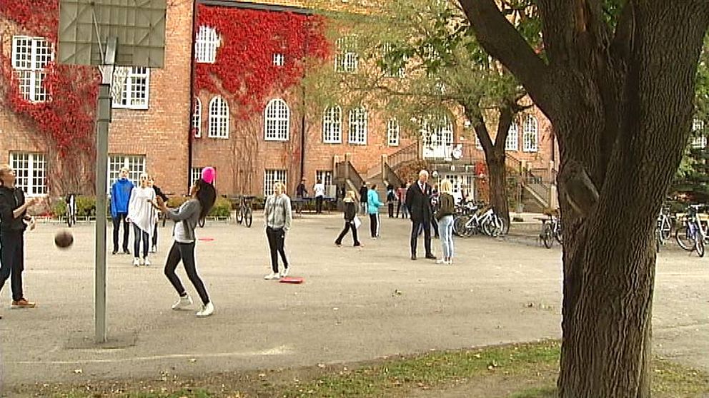 Barn spelar boll på Engelska skolans skolgård.