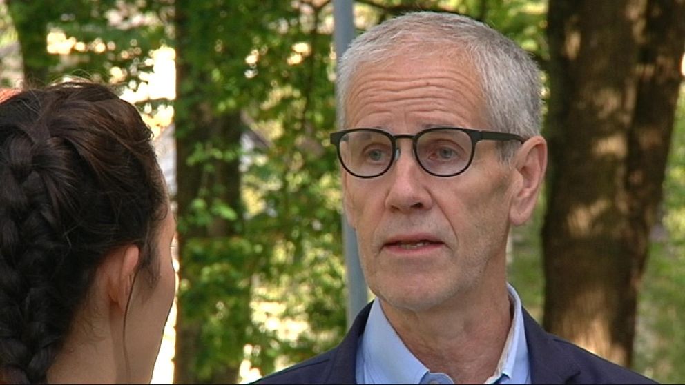 Landstingsrådet Börje Wennberg i samtal med SVT:s reporter Astrid Iselidh
