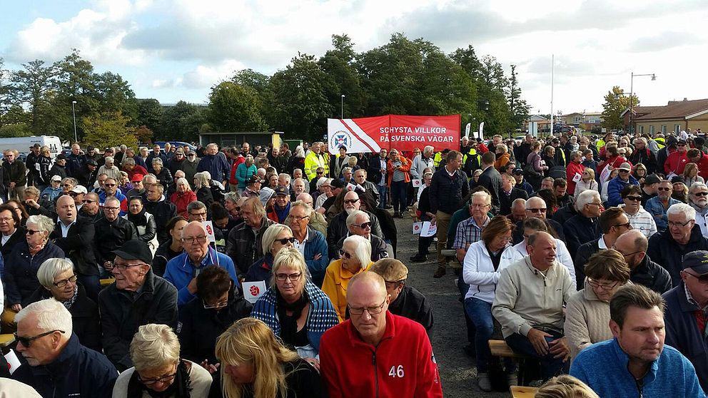 Publiken på grusplanen vid Fågel Fenix väg i Bromölla.